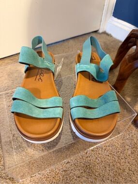 Zodiac Teal Strappy Platform Sandals size 9